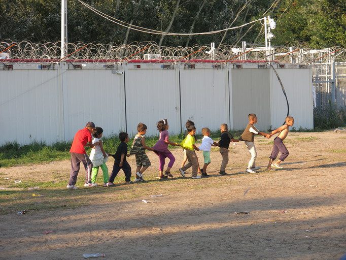 Dzieci bawiące się w Horgoš, sierpień 2016.
