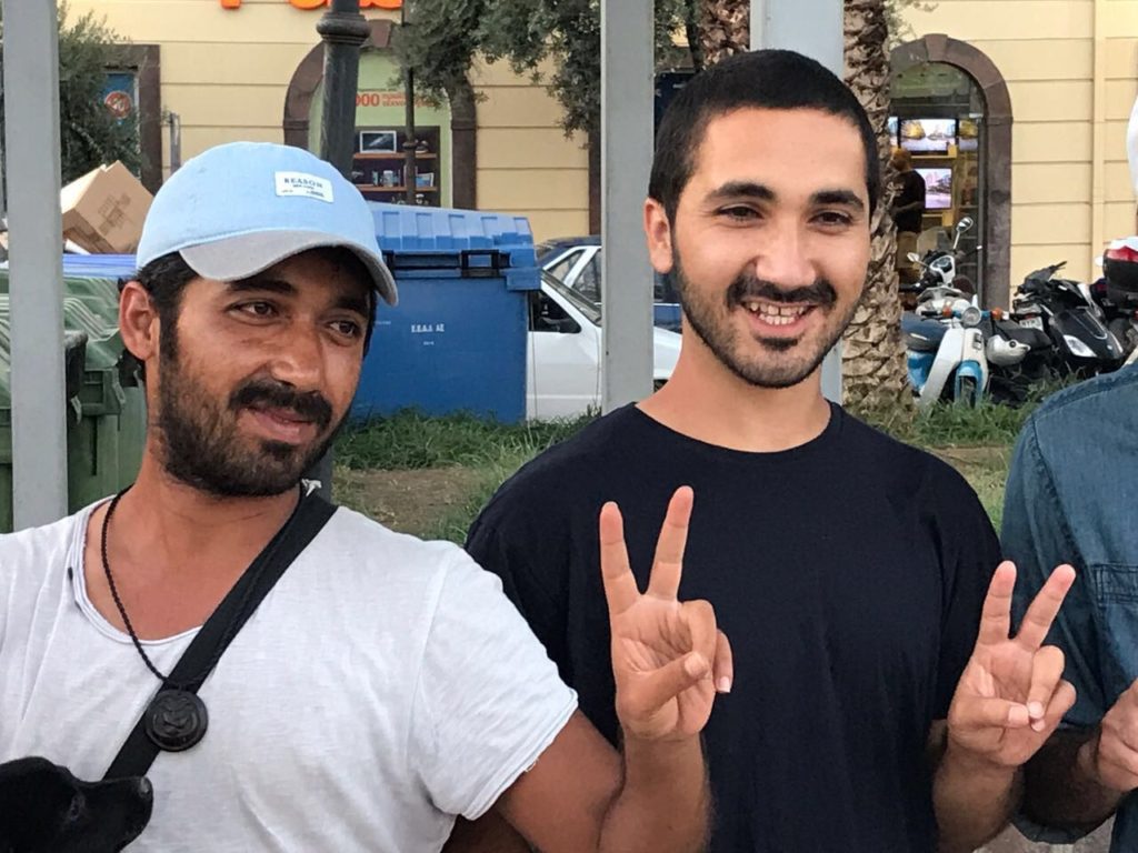Arash Hampay zaraz po wypuszczeniu brata Amira na wolność w 24. dniu strajku głodowego. Arash i dwóch innych uwięzionych wciąż kontynuują swój strajk. Lesbos, lipiec 2017 r. 