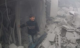 Syria, Wschodnia Guta, chłopiec pośród ruin budynku, zniszczonego po bombardowaniach przez wojska rządowe. Luty 2018, Copyright Ammar Al Bushy/Anadolu Agency/Getty Images)