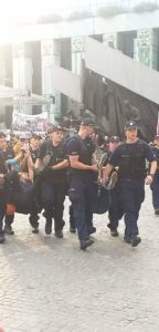 policja usuwa Obywateli RP z placu Krasińskich., 1 sierpnia 2019, Warszawa, Marsz Powstania Warszawskiego