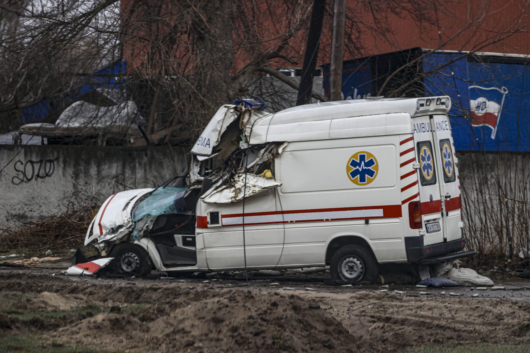 Rosyjskie ataki na ludność cywilną w Ukrainie. Zniszczona po bombardowaniu karetka pogotowia w mieście Bucza.