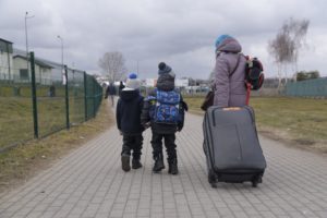 Matka z dwójką dzieci przekracza polsko-ukraińską granicę.