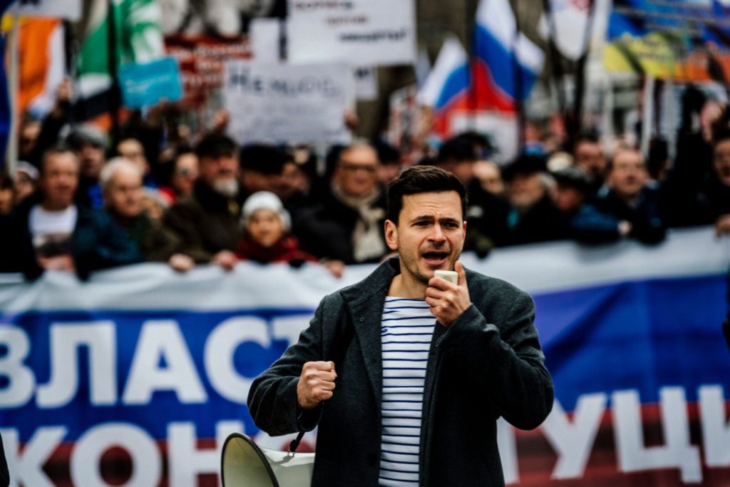 Rosyjski polityk, Ilja Jaszin bierze udział w marszu ku pamięci zamordowanego krytyka Kremla Borysa Niemcowa w centrum Moskwy, 29 lutego 2020 r.