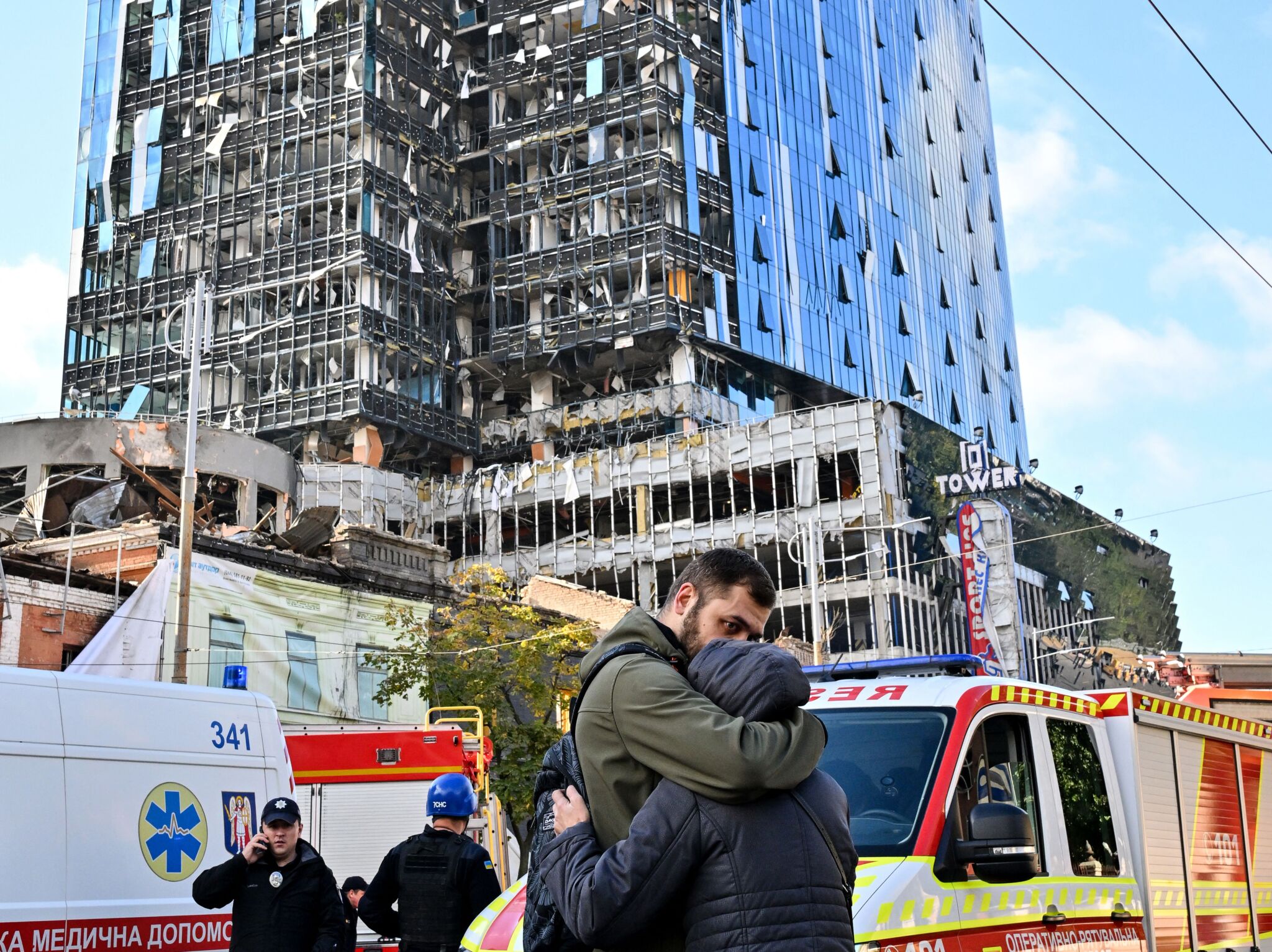 Kijów, ludzie przed częściowo zniszczonym biurowcem po ataku bombowym. 10 pażdziernika 2022.