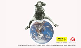 Abstrakcyjna grafika przedstawiająca dziecko przeskakujące kulę ziemską. Obok logotypy Amnesty International i programu Polska Pomoc.