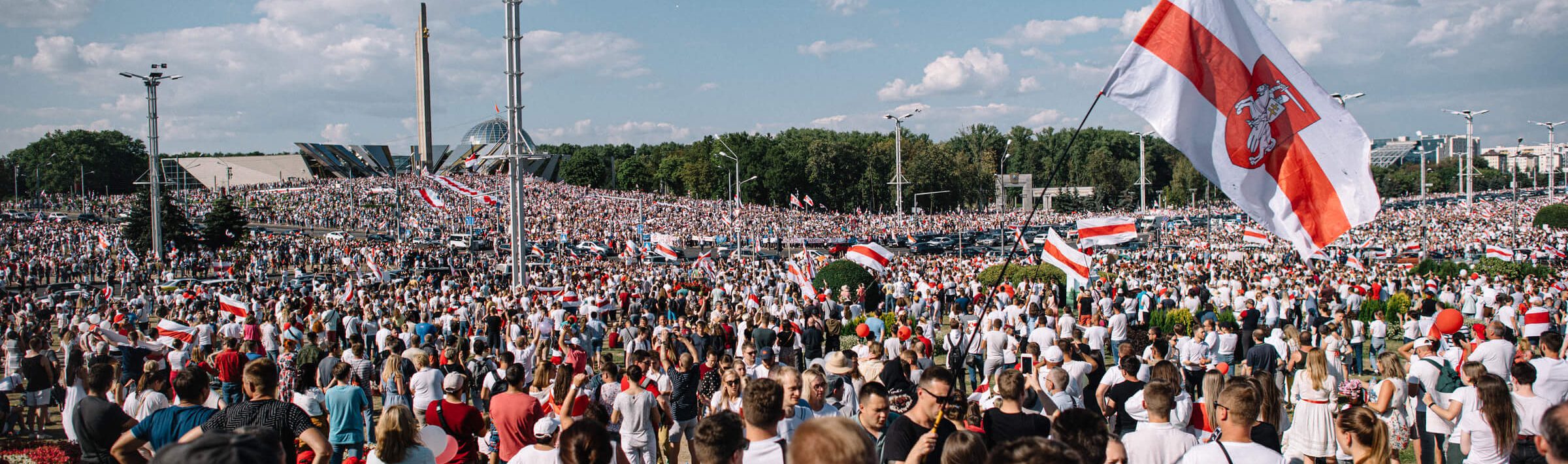 Tłumy protestujące z flagami wolnej Białorusi.