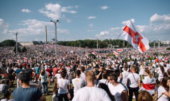 Tłumy protestujące z flagami wolnej Białorusi.