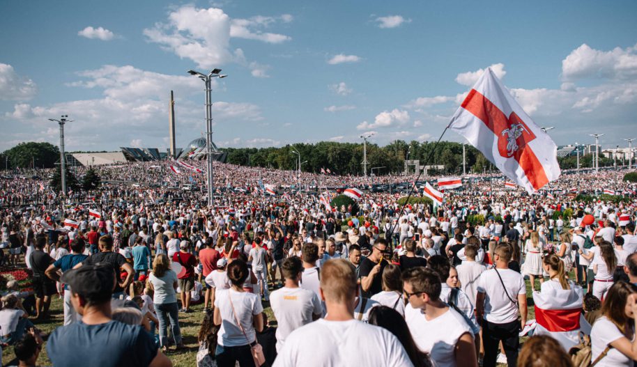 Tłumy protestujące z flagami wolnej Białorusi.